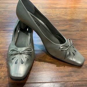 Vaneli Pewter Pump